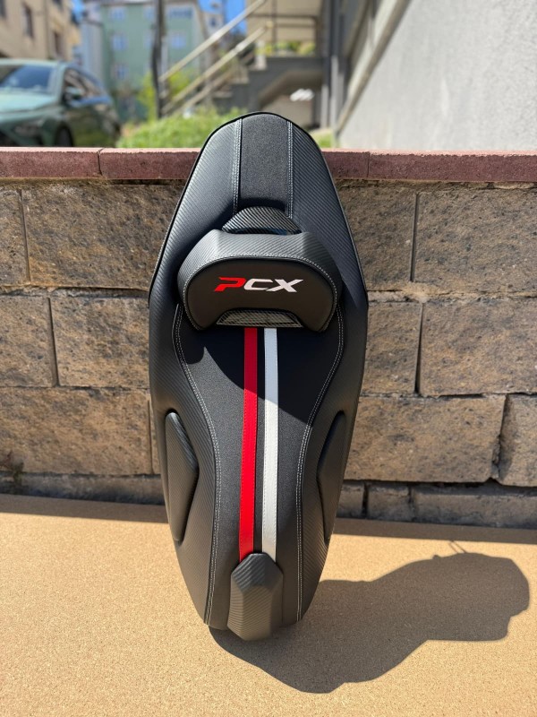 PCX Karbon Koltuk Kırmızı Şeritli